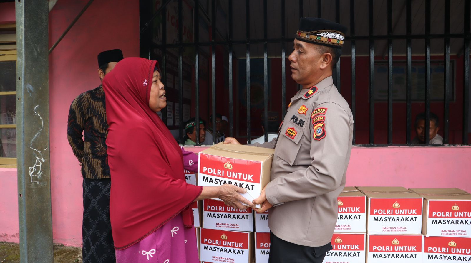 Polres Bener Meriah Salurkan Puluhan Bantuan Sosial untuk Warga Desa Jamur Atu, Kecamatan Mesidah