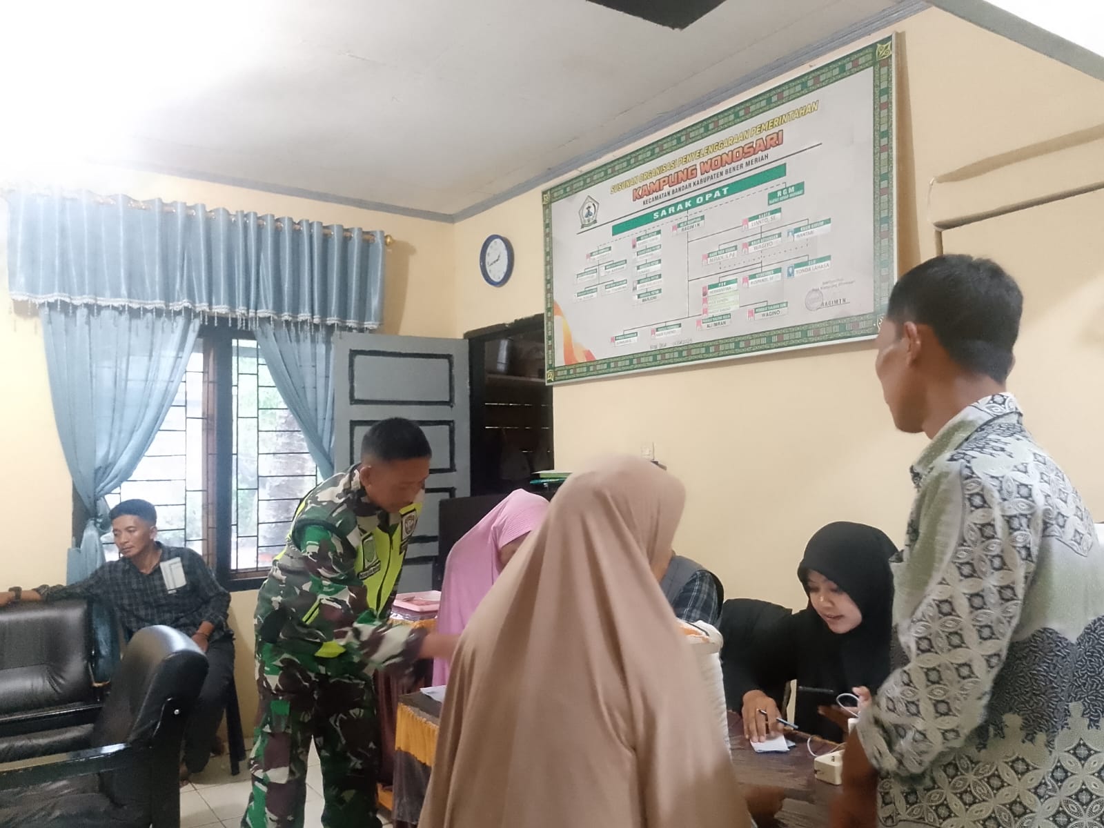 Babinsa Koramil 01/Bandar, Dampingi, Perum Bulog Salurkan Bantuan Bahan Pangan kepada 35 KK Di Wilayah