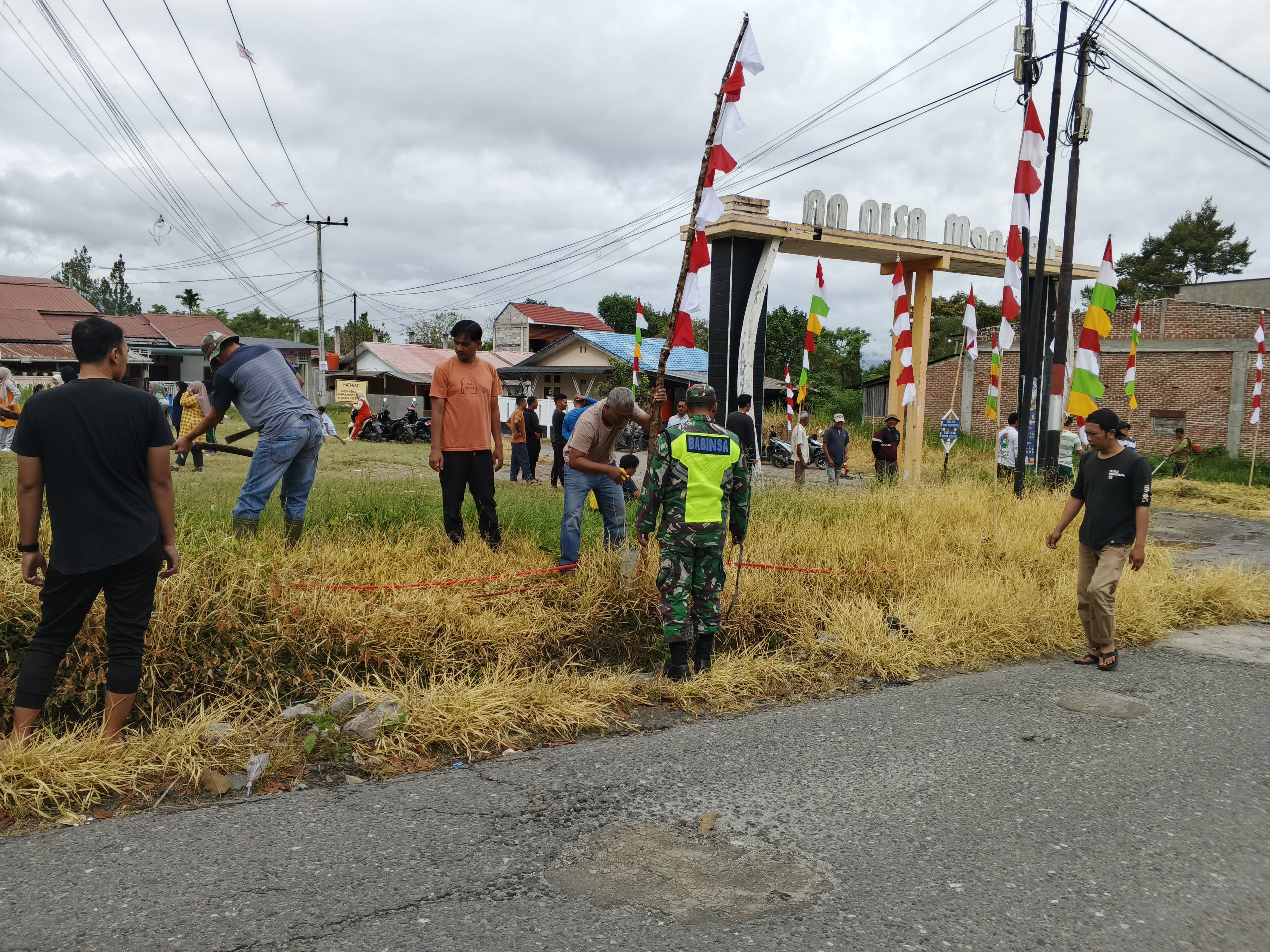 Babinsa 02/Wps Gencarkan Pemasangan Umbul-Umbul di Wilayah Binaan
