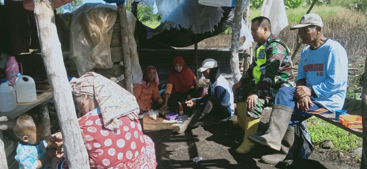 Tidak Memandang Tempat, Babinsa Sambangi Warga Laksanakan Komsos Di Kebun