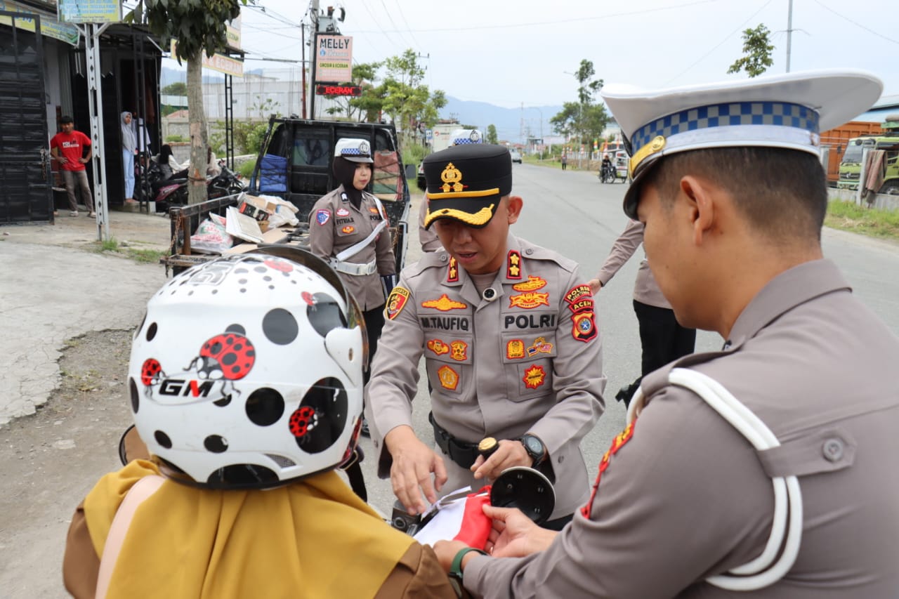 Bangkitkan Semangat Nasionalisme Jelang HUT RI ke-80, Kapolres Aceh Tengah Bagikan Bendera Merah Putih kepada Masyarakat