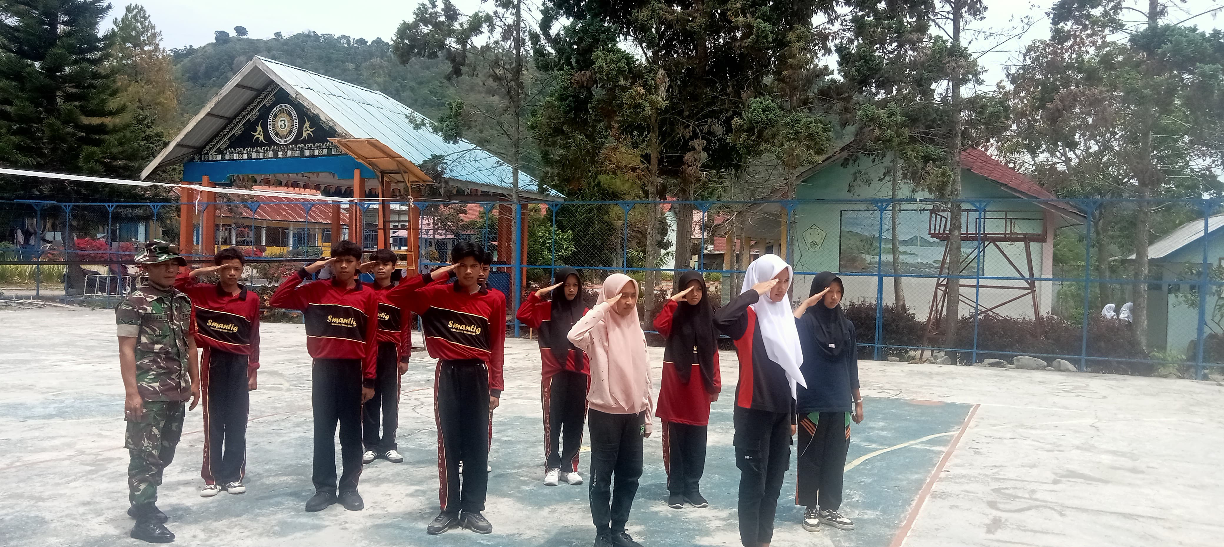 Bentuk Siswa yang Berkarakter, Babinsa Ajarkan Materi PBB