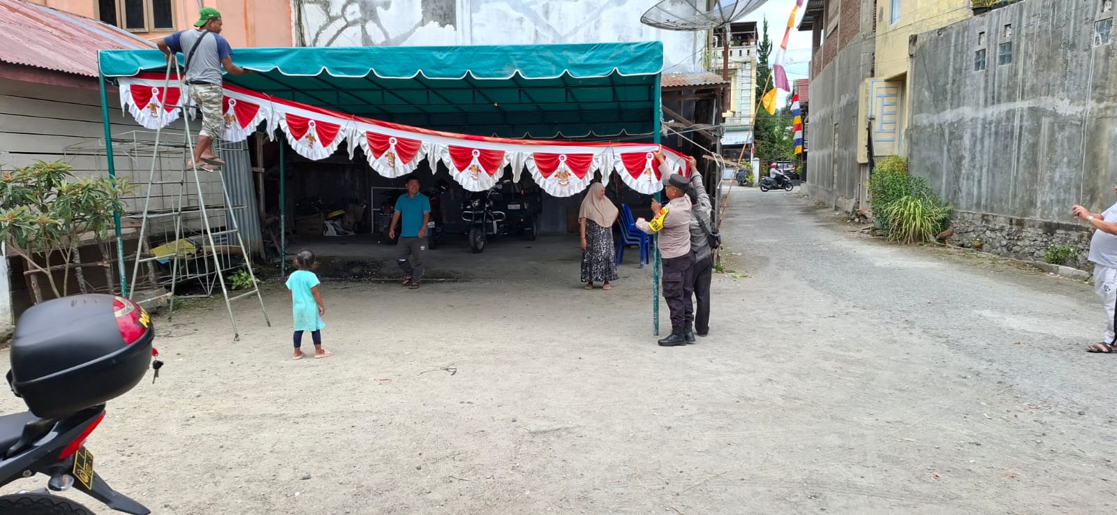 Semangat Nasionalisme dan Cinta Tanah Air, Polsek Kota Takengon Ajak Aparatur Kampung Kibarkan Merah Putih