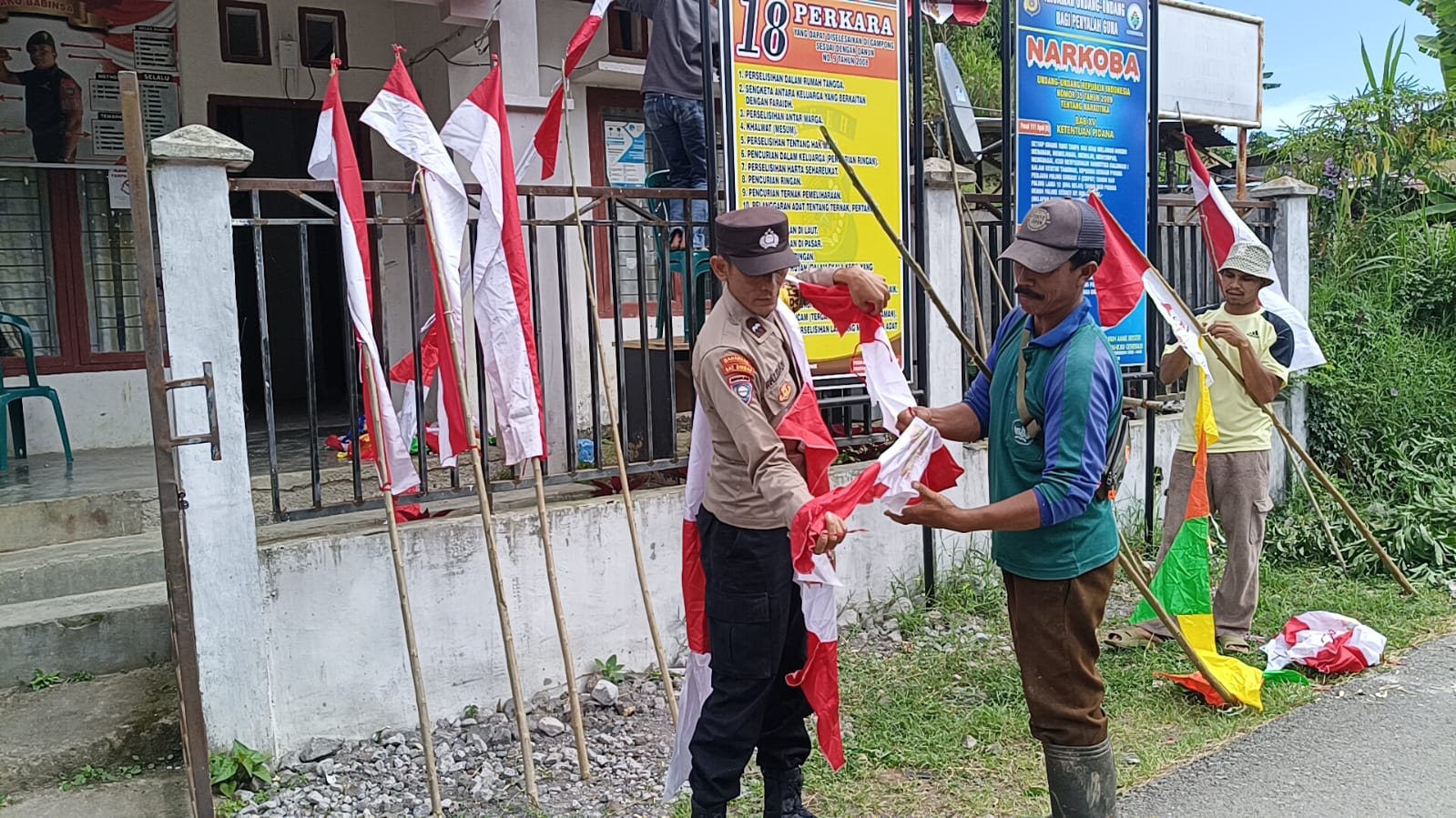 Semarakkan HUT RI ke-80, Polsek Lut Tawar Bersama Aparatur Kampung Hiasi Desa dengan Bendera dan Umbul-Umbul