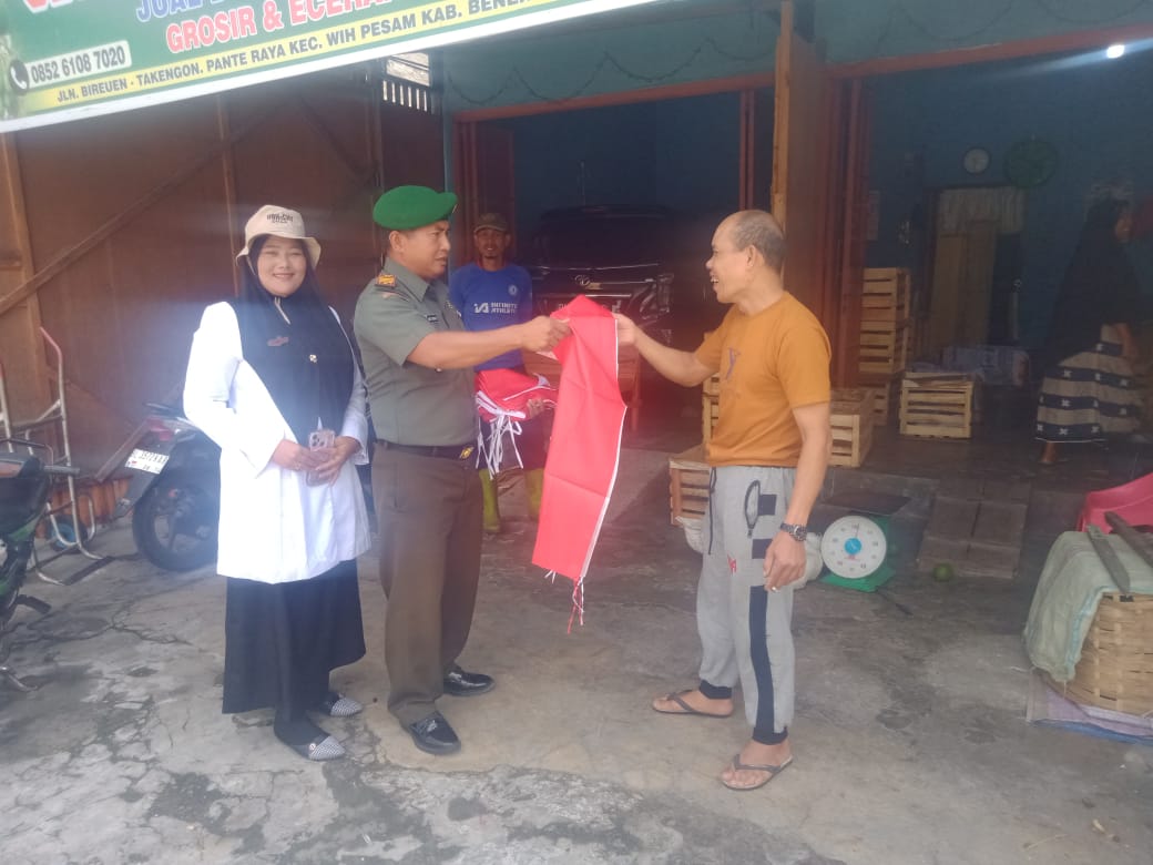 Danramil 02/Wps Bersama Forkopimcam Bagikan Bendera Merah Putih ke Masyarakat