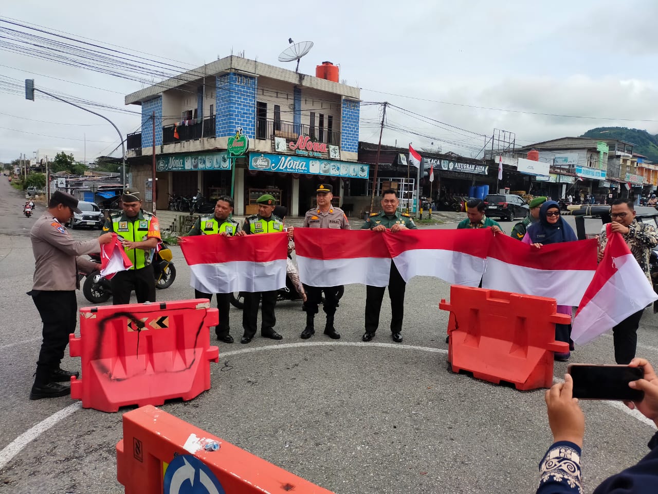 Semarak HUT RI Ke-80, Koramil 06/Bukit Bagikan Bendera Merah Putih kepada Warga