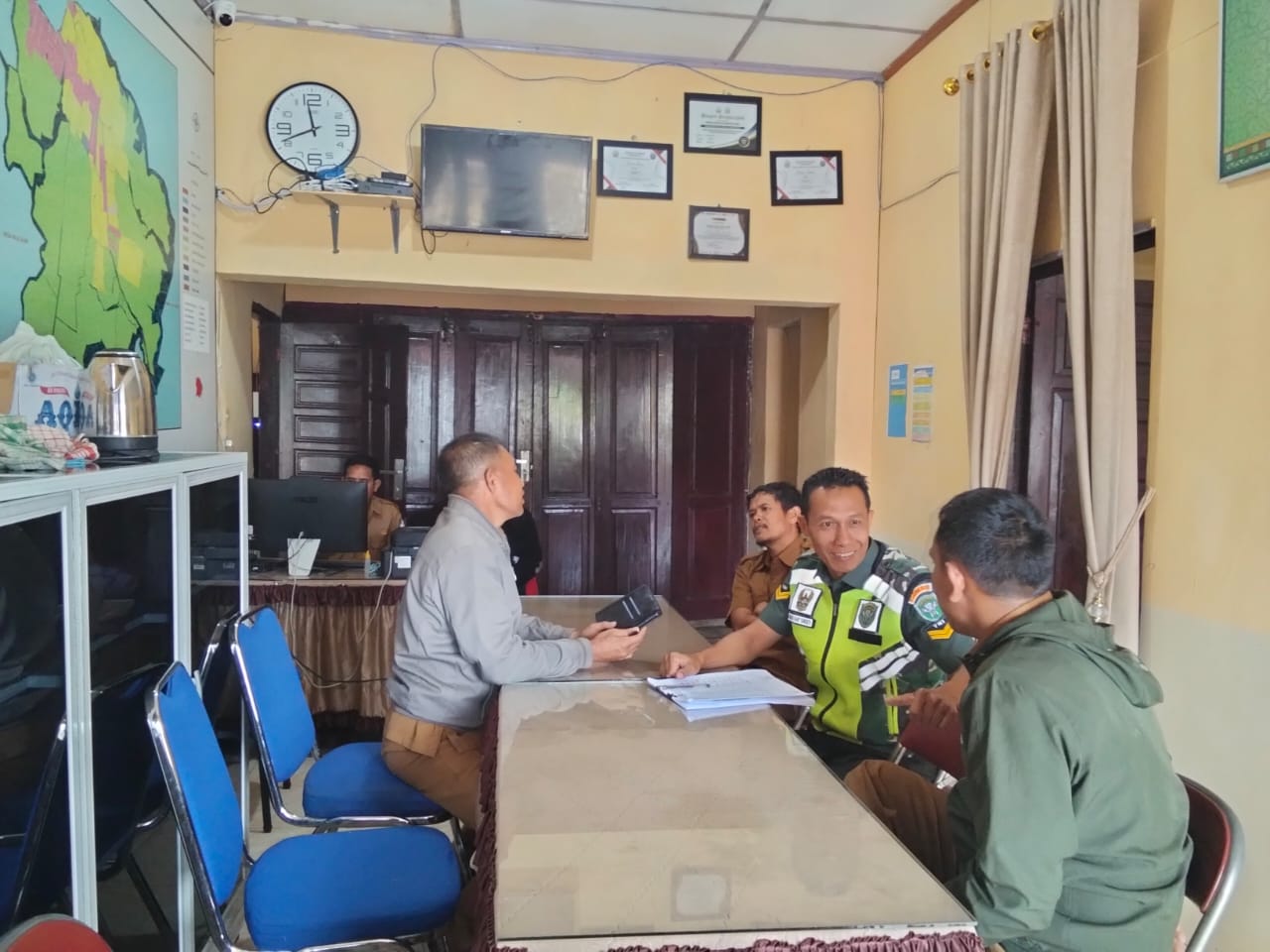 Sukseskan Program Binter, Babinsa Koramil 06/Bukit Update Data Teritorial