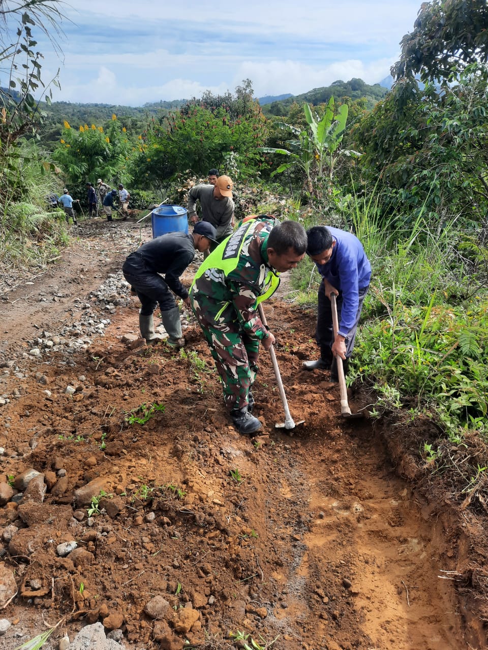 Gotong Royong Bersama Warga, Upaya Babinsa Mendukung Pembangunan Di Desa Binaan