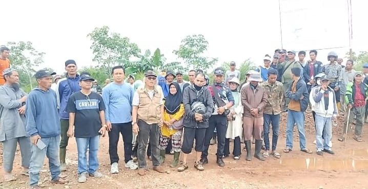 Warga Rasau Jaya Umum Pasang Baliho Besar Tolak Klaim Sepihak Lahan Perbatasan