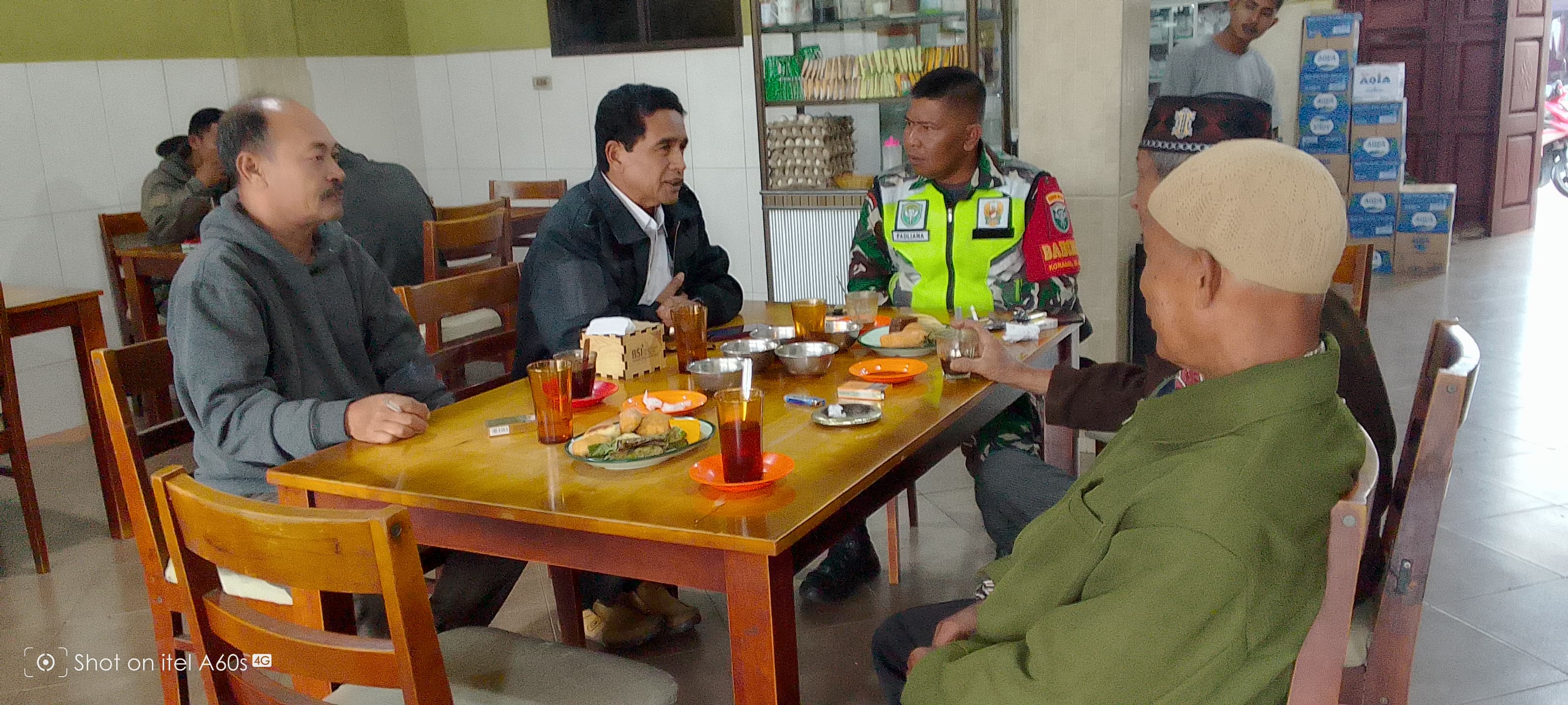 Di Warung Sarapan Pagi, Babinsa Melakukan Komsos Menjalin Silahturahmi Bersama Warga