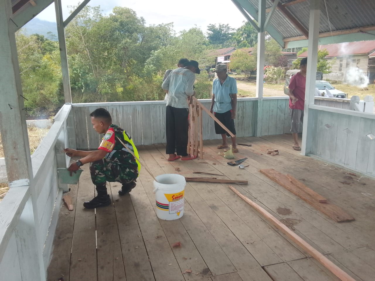 Dengan Semangat Kebersamaan, Babinsa Kerja Bakti Bersama Warga Benahi TPA