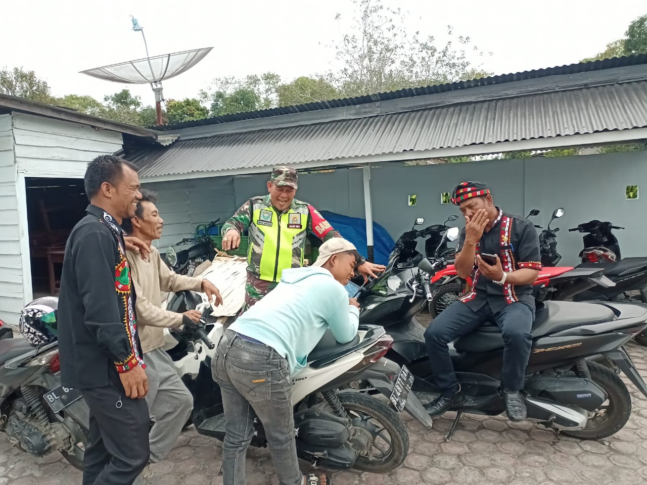 Menciptakan Lingkungan Aman Dan Kondusif, Babinsa Laksanakan Komsos Dengan Masyarakat