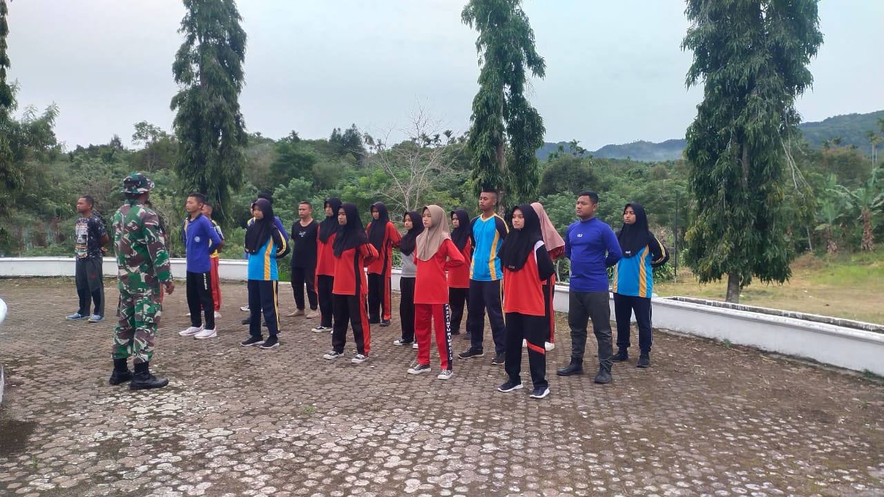 Babinsa Koramil 04/PRG Gembleng Pasukan Pengibar Bendera Tingkat Kecamatan