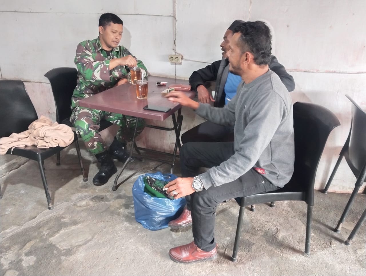 Babinsa Jalin Keakraban Dengan Warga Di Wilayah Melalui Komsos