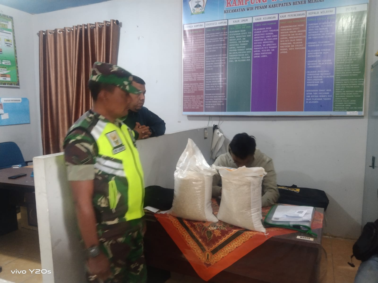 Jajaran Babinsa Koramil 02/Wps Dampingi Penyaluran Pangan Beras Medium Untuk Masyarakat