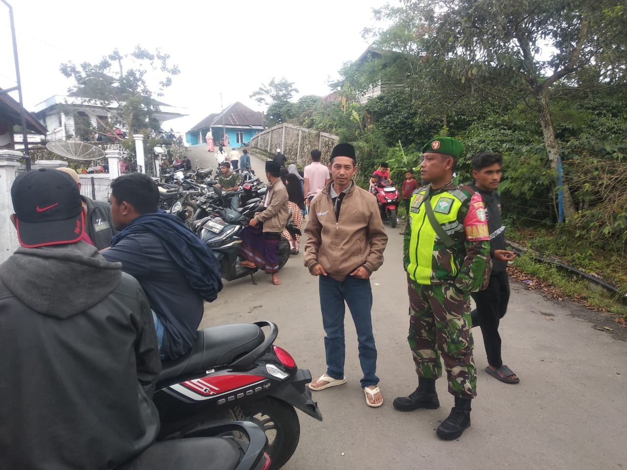 Jelang 17 Agustus, Babinsa Koramil 05/Permata Monitoring Wilayah Pastikan Meriah Dan Kondusif