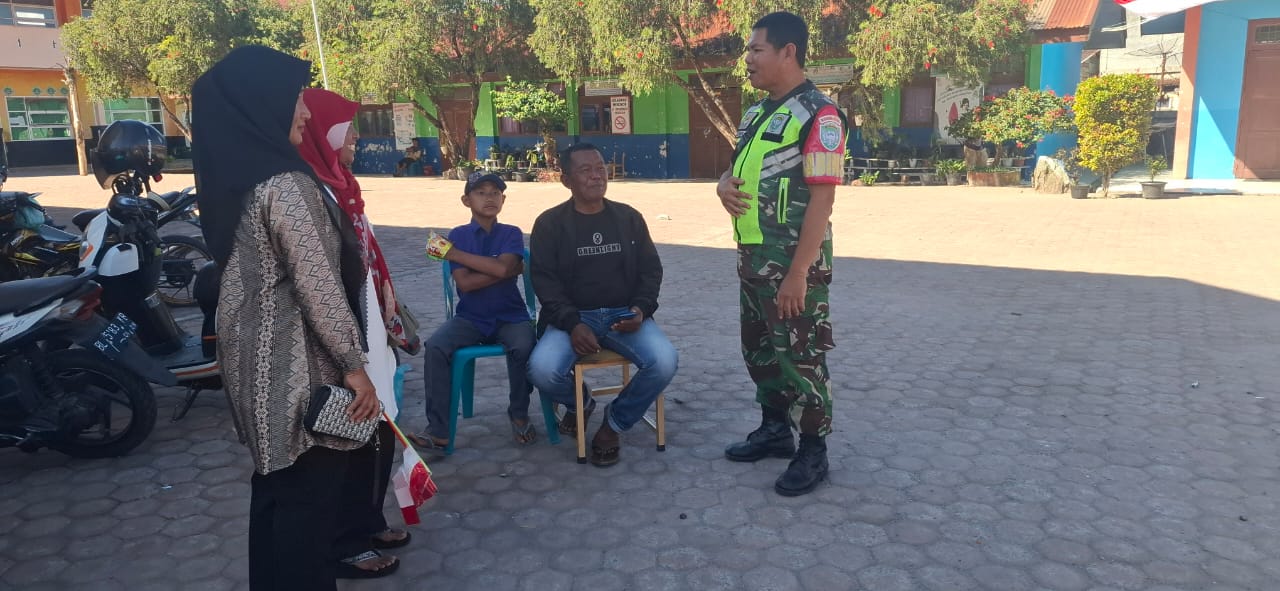 Monitoring Wilayah Binaan Jelang 17 Agustus, Babinsa Laksanakan Komsos Bersama Warga