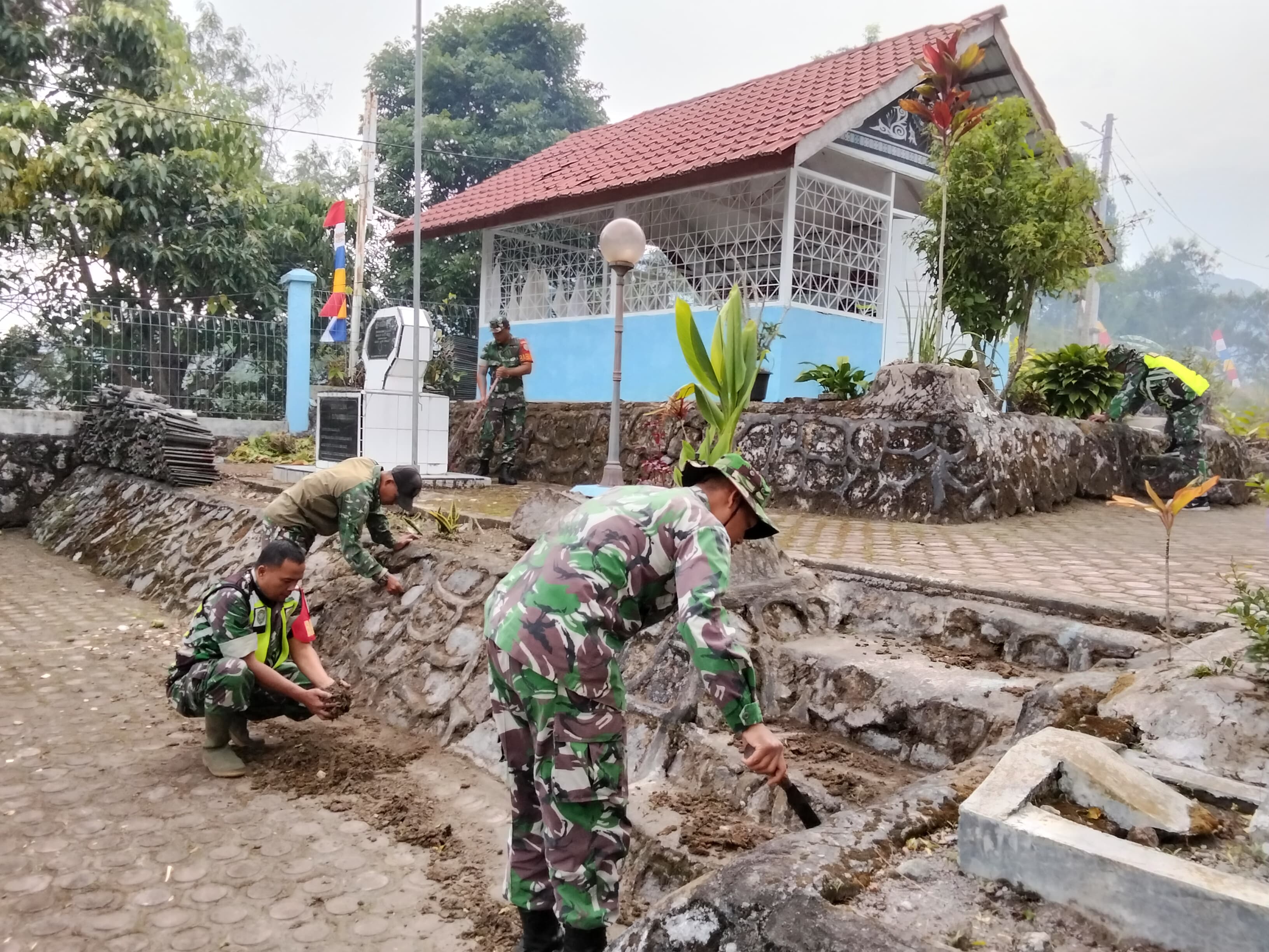 Sambut HUT RI, Koramil 03/TG Gelar Gotong Royong di Makam Datu Beru