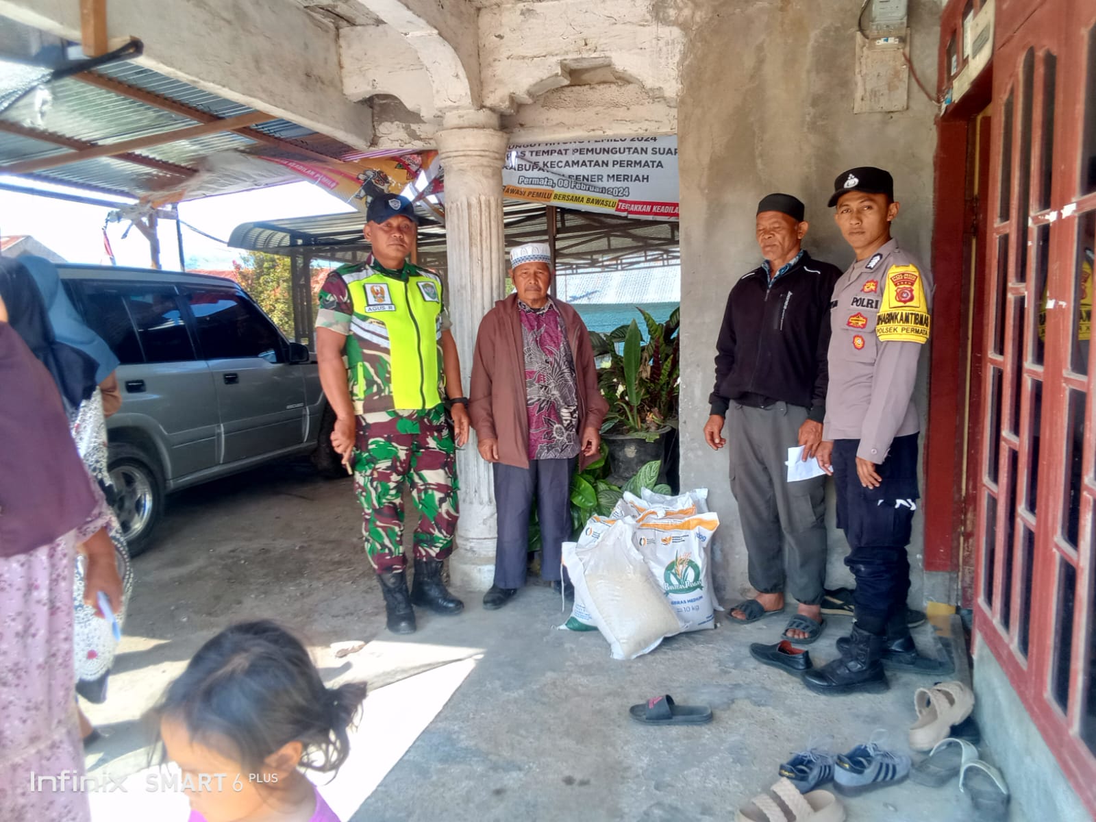 Babinsa Dampingi Perum Bulog Dan Aparatur Desa, Serahkan Bantuan Ketahanan Pangan Ke Rumah-rumah Warga