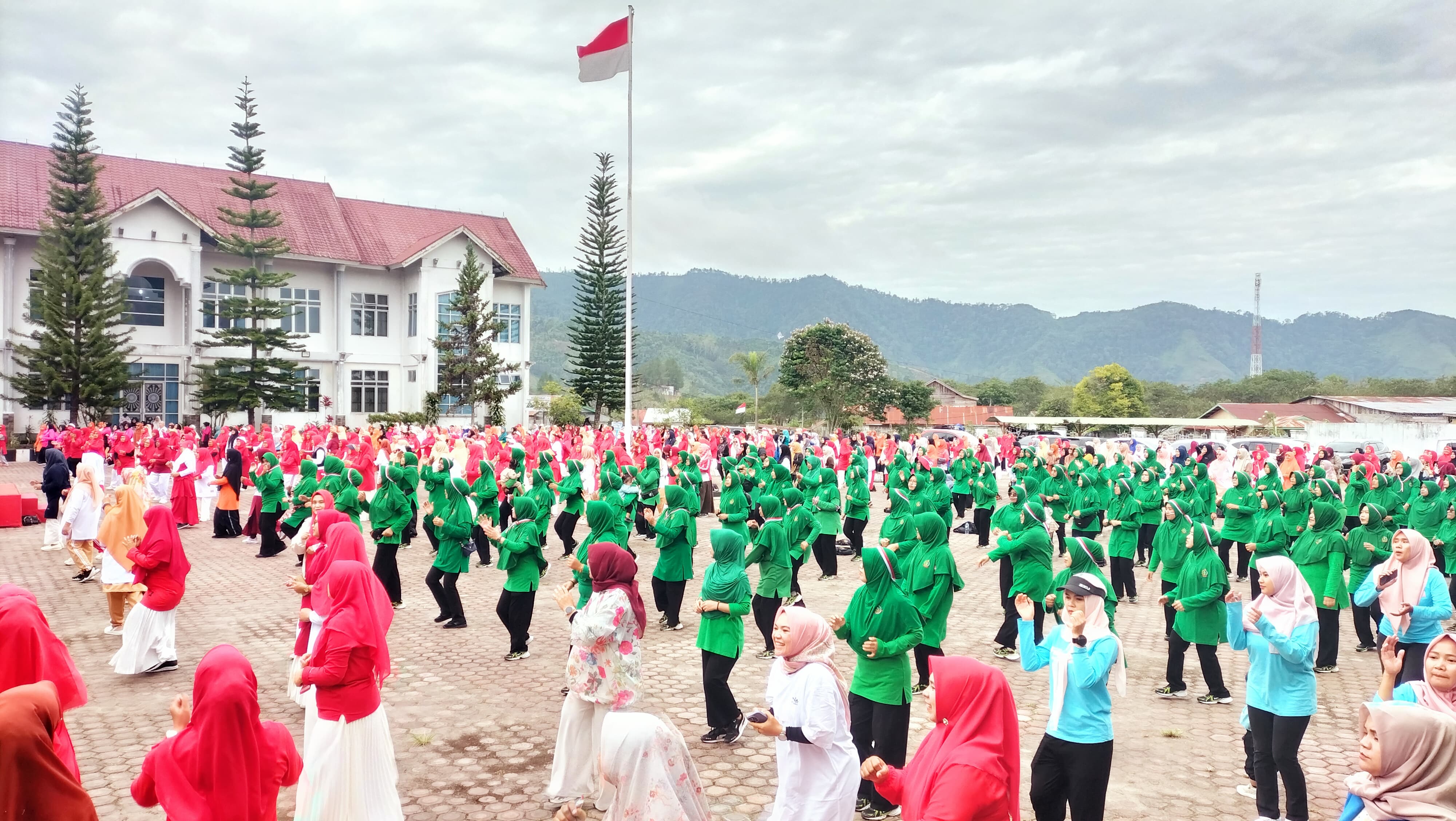 Ketua Persit KCK Cabang XXV Dim 0119/BM Bersama Darma Wanita Persatuan (DWP) Ikuti Senam Jantung