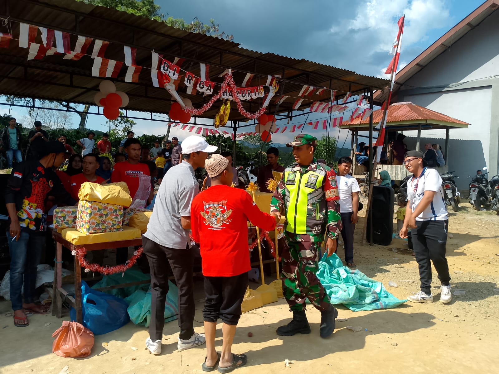 Babinsa Koramil 01/Bandar Berikan Pengamanan Pelaksanaan HUT RI Ke-80 di Wilayah Binaan