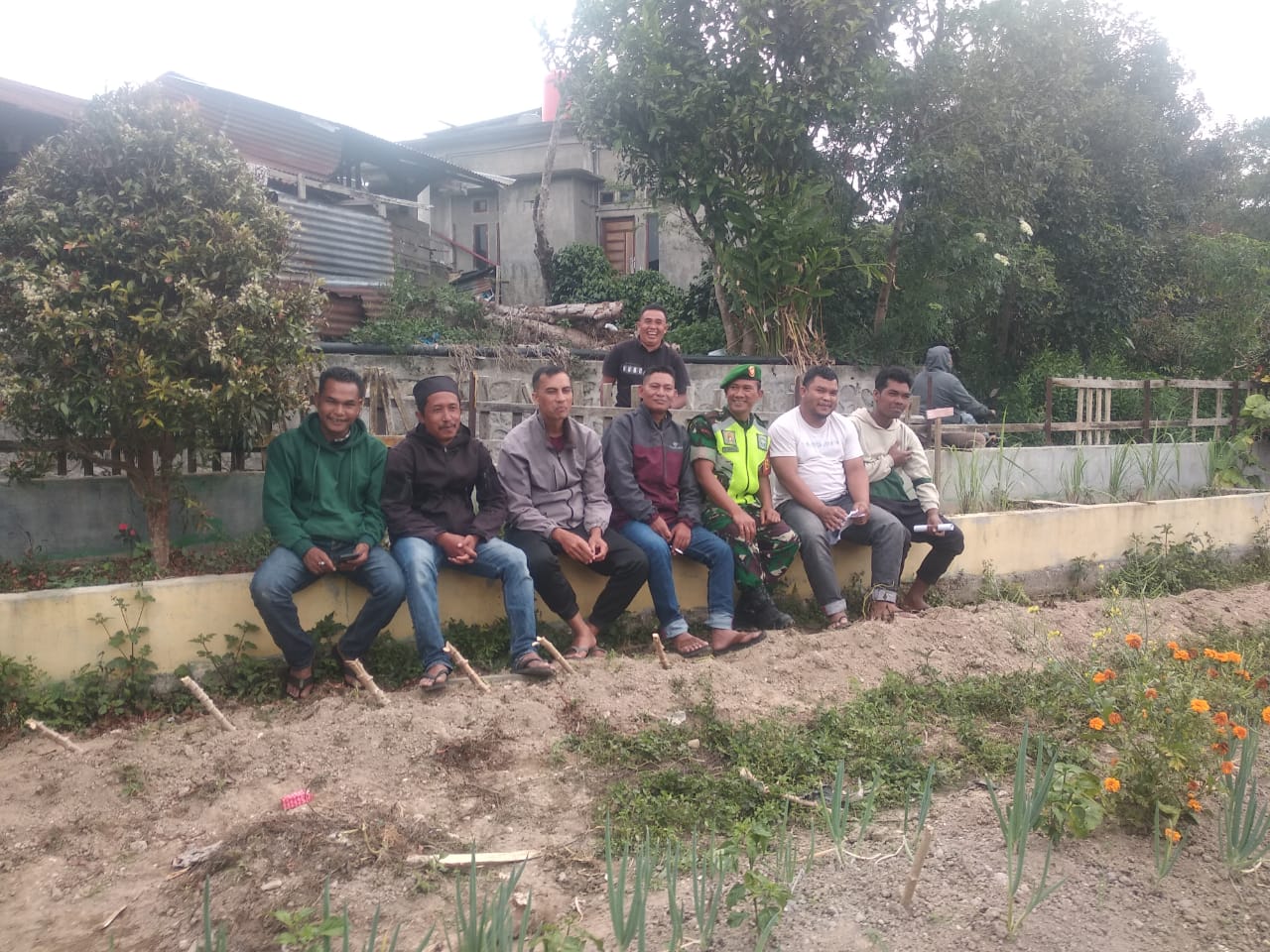 Bincang Santai Bersama Warga, Cara Babinsa Menjalin Silahturahmi Dan Memperoleh Informasi