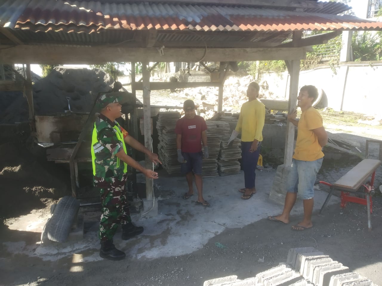 Sambangi Tempat Usaha Batako, Babinsa Ingatkan Faktor Keselamatan Saat Bekerja
