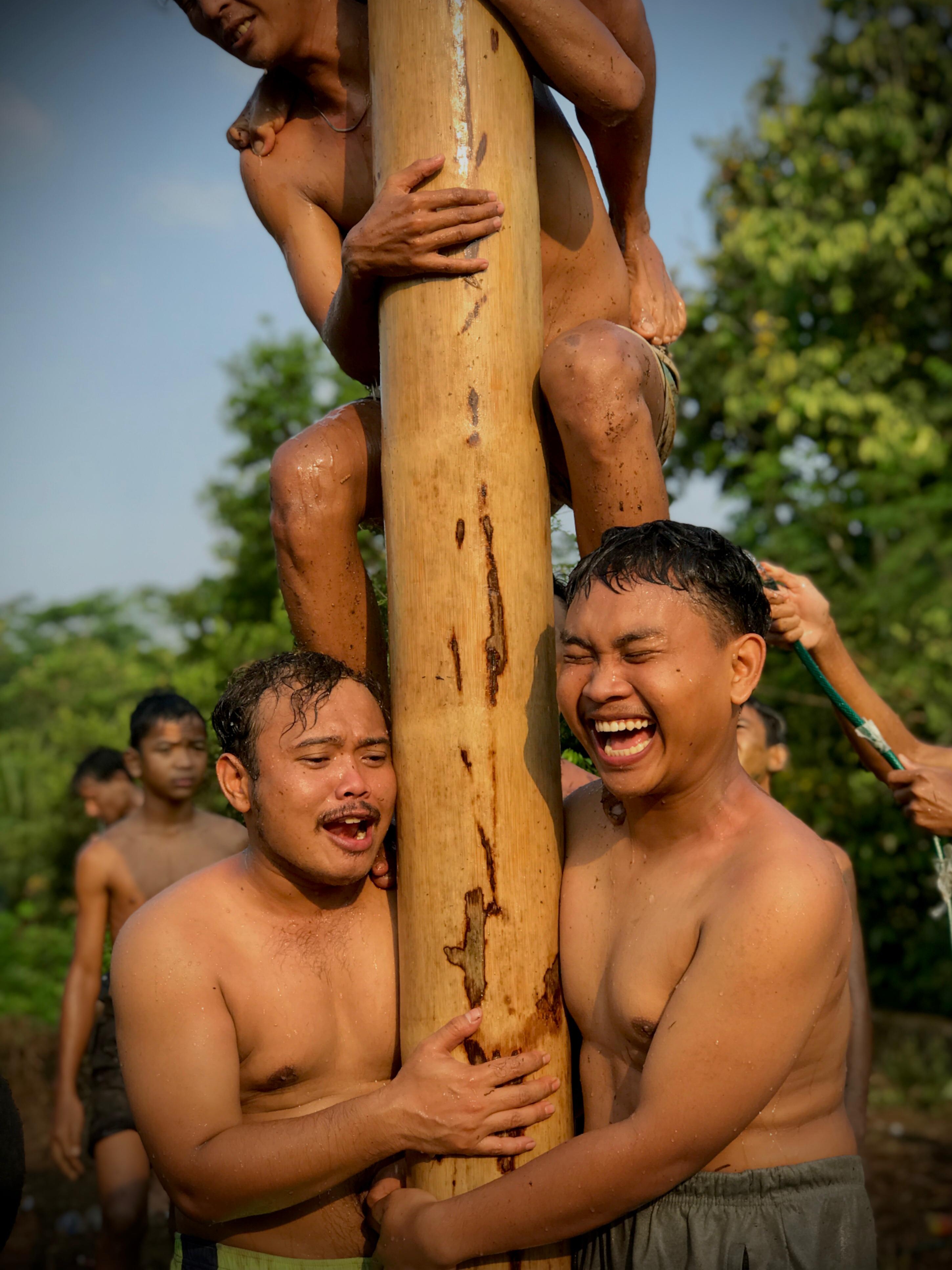 Panjat Pinang Yang di Laksanakan KBRC: Keluarga Besar Cikupa: Meriahkan HUT RI Ke-80