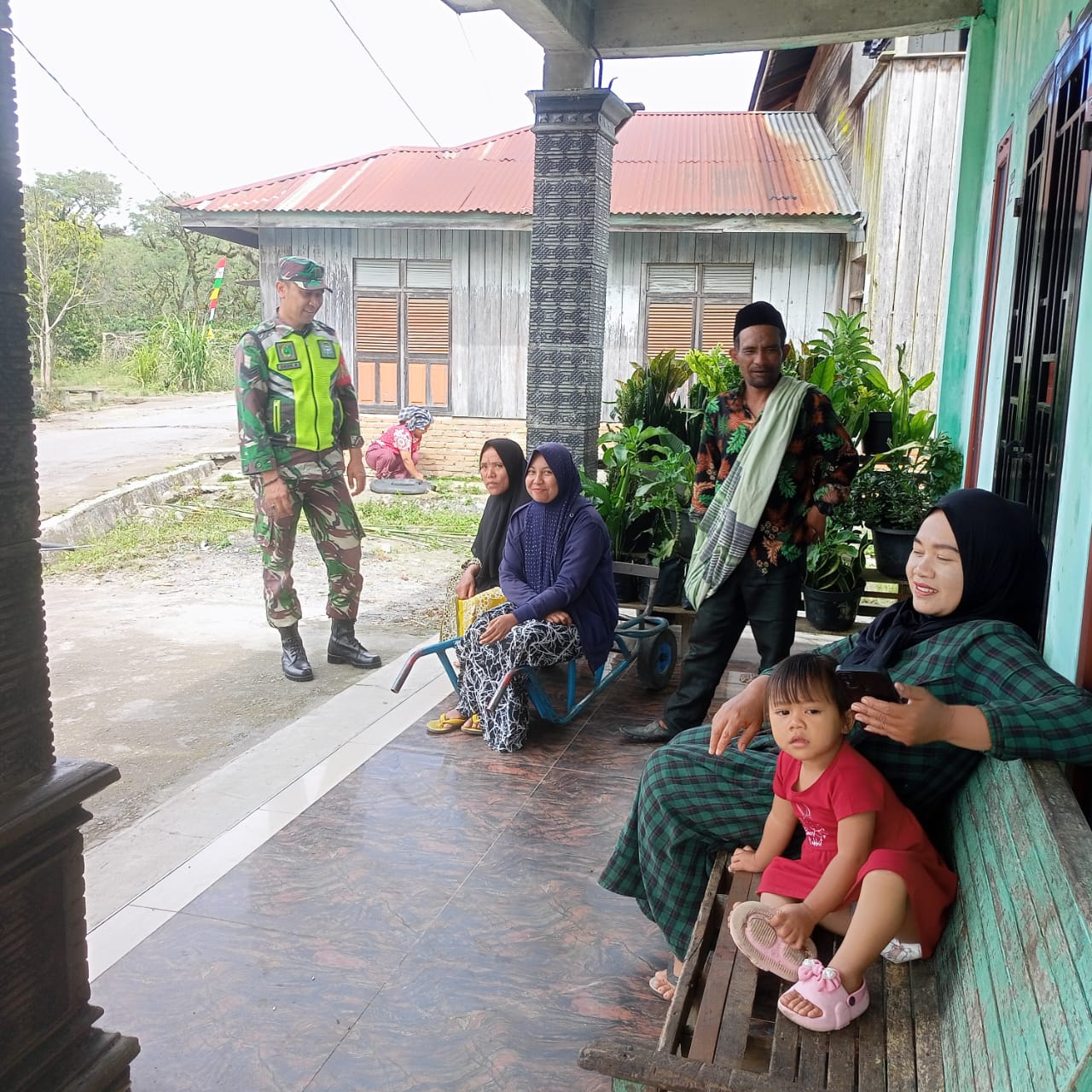 Babinsa Patroli Wilayah Himbau Masyarakat Menjaga Kebersihan Lingkungan Babinsa Patroli Wilayah Himbau Masyarakat Menjaga Kebersihan Lingkungan