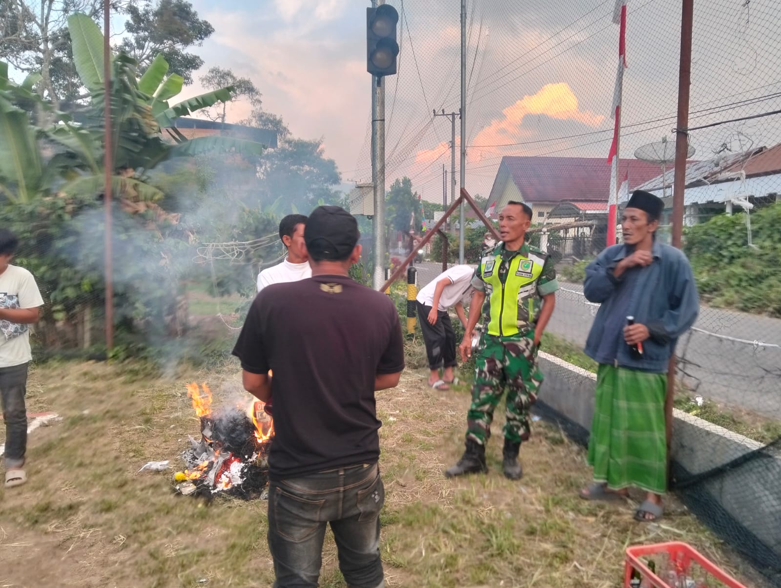 Jaga Kondusifitas Wilayah, Babinsa Komsos dengan Warga. Jaga Kondusifitas Wilayah, Babinsa Komsos dengan Warga.