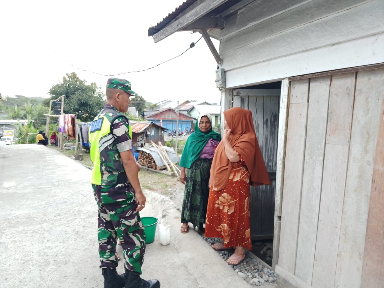 Patroli Wilayah Pagi Hari, Babinsa Komsos Bersama Warga Sampaikan Himbauan Menjaga Kebersihan Lingkungan Patroli Wilayah Pagi Hari, Babinsa Komsos Bersama Warga Sampaikan Himbauan Menjaga Kebersihan Lingkungan