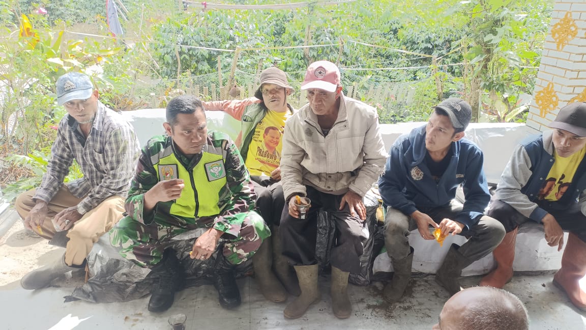 Babinsa Komsos Bersama Warga, Upaya Deteksi Dini dan Cegah Dini Permasalahan Di Desa Binaan Babinsa Komsos Bersama Warga, Upaya Deteksi Dini dan Cegah Dini Permasalahan Di Desa Binaan
