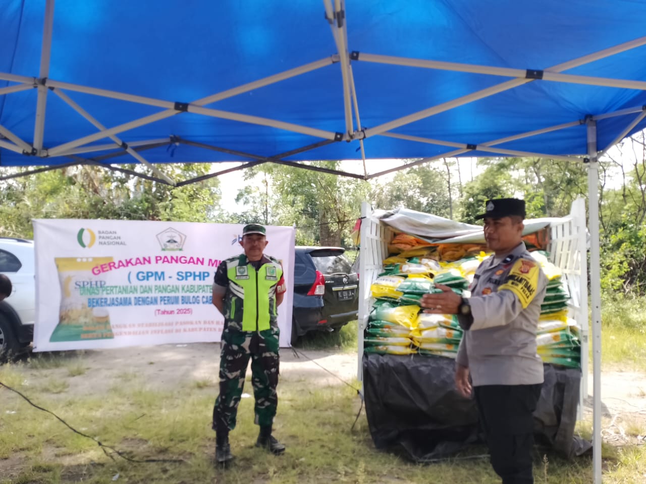 Babinsa Koramil 02/Wps Gencar Dampingi (GPM ) Gerakan Pangan Murah Di Wilayah Binaan Babinsa Koramil 02/Wps Gencar Dampingi (GPM ) Gerakan Pangan Murah Di Wilayah Binaan