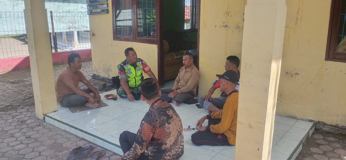 Sambangi Warga Saat Berkumpul Di Teras Rumah, Babinsa Sampaikan Himbauan Kamtibmas Sambangi Warga Saat Berkumpul Di Teras Rumah, Babinsa Sampaikan Himbauan Kamtibmas