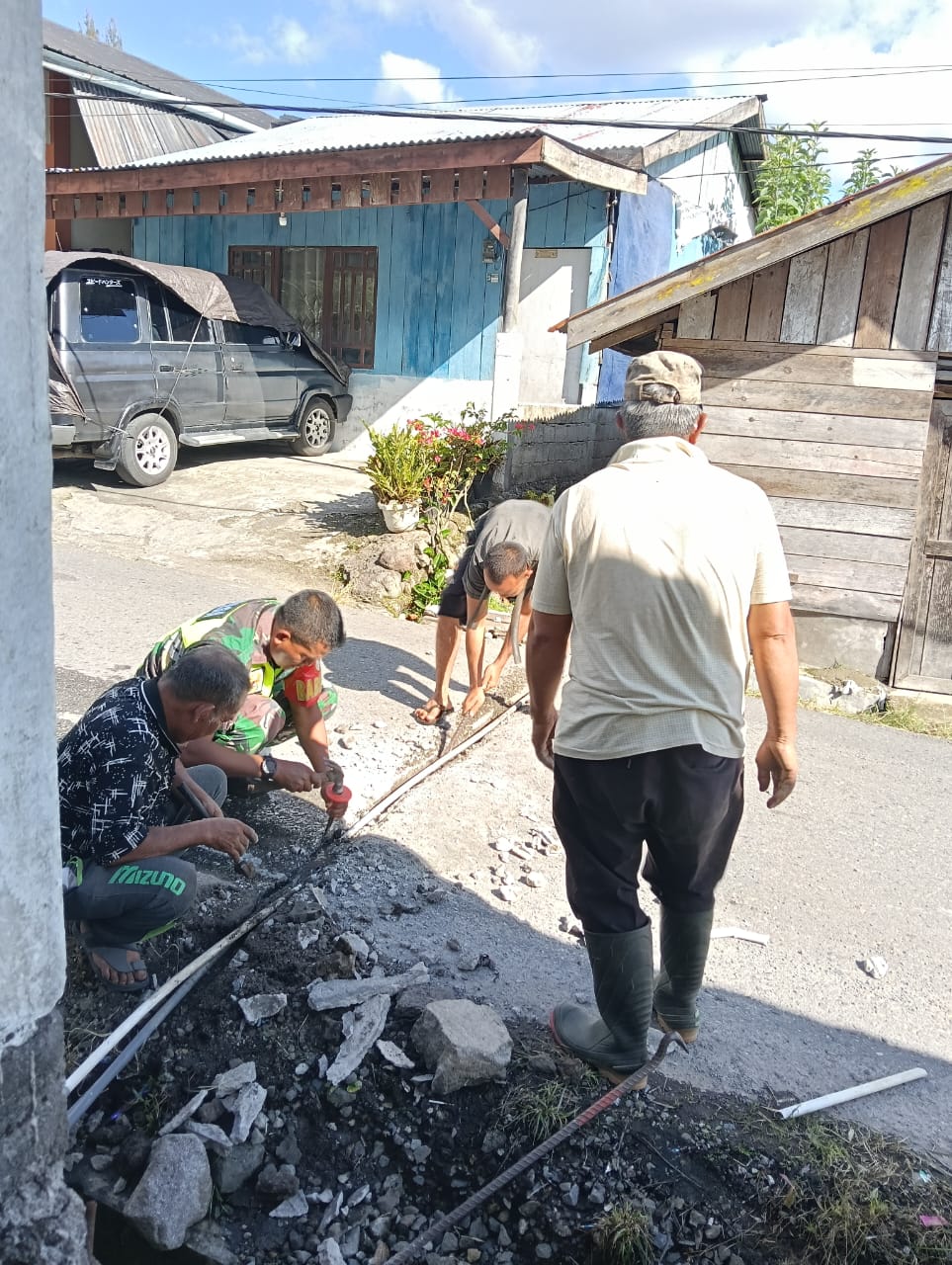 Babinsa Bantu Warga Gotong Royong Perbaikan Saluran Air Babinsa Bantu Warga Gotong Royong Perbaikan Saluran Air