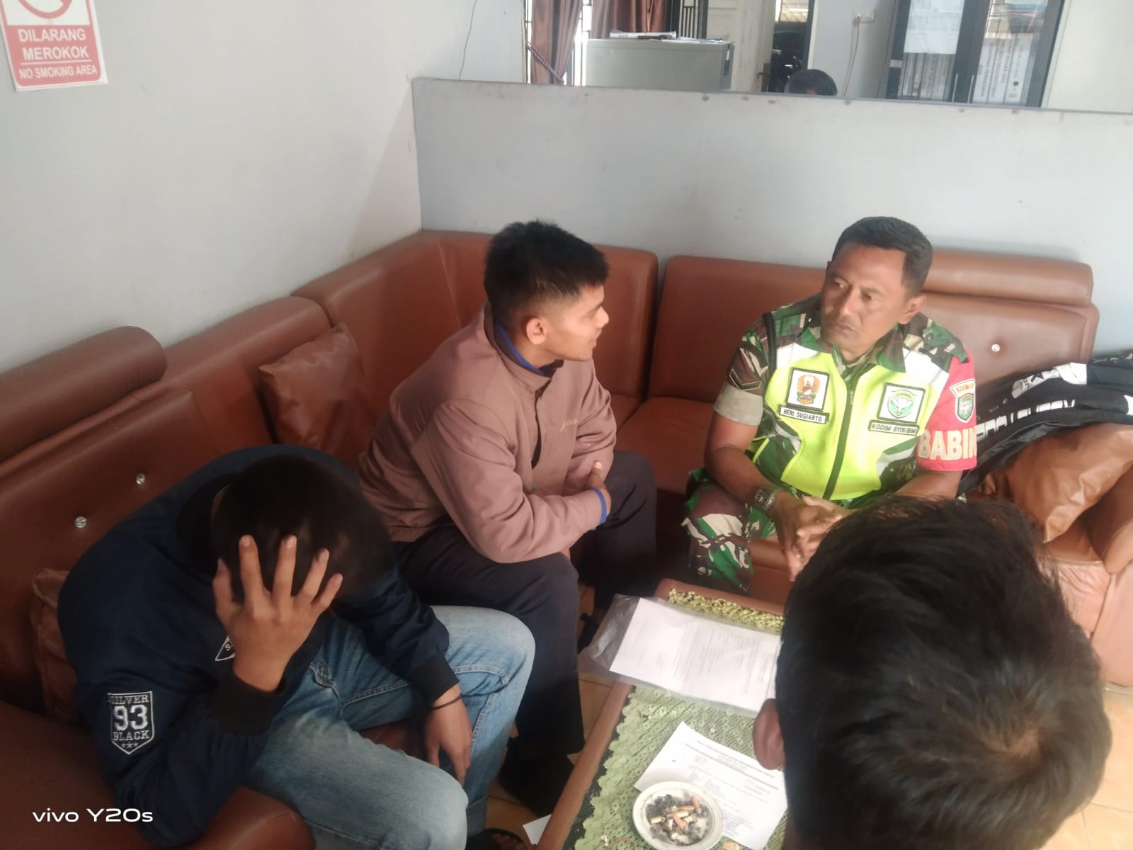 Jaga Kemanunggalan, Babinsa Koramil 02/Wps Komsos Dengan Masyarakat