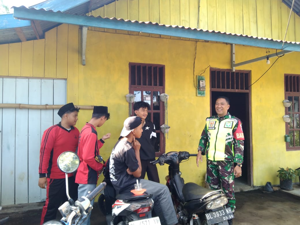 Komsos Bersama Para Remaja, Babinsa Kembali Tekankan Resiko Jika Bermain Judi Online