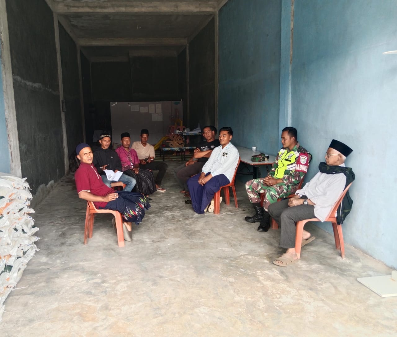 Babinsa Komsos Bersama Tokoh-tokoh Masyarakat Desa Bale Musara