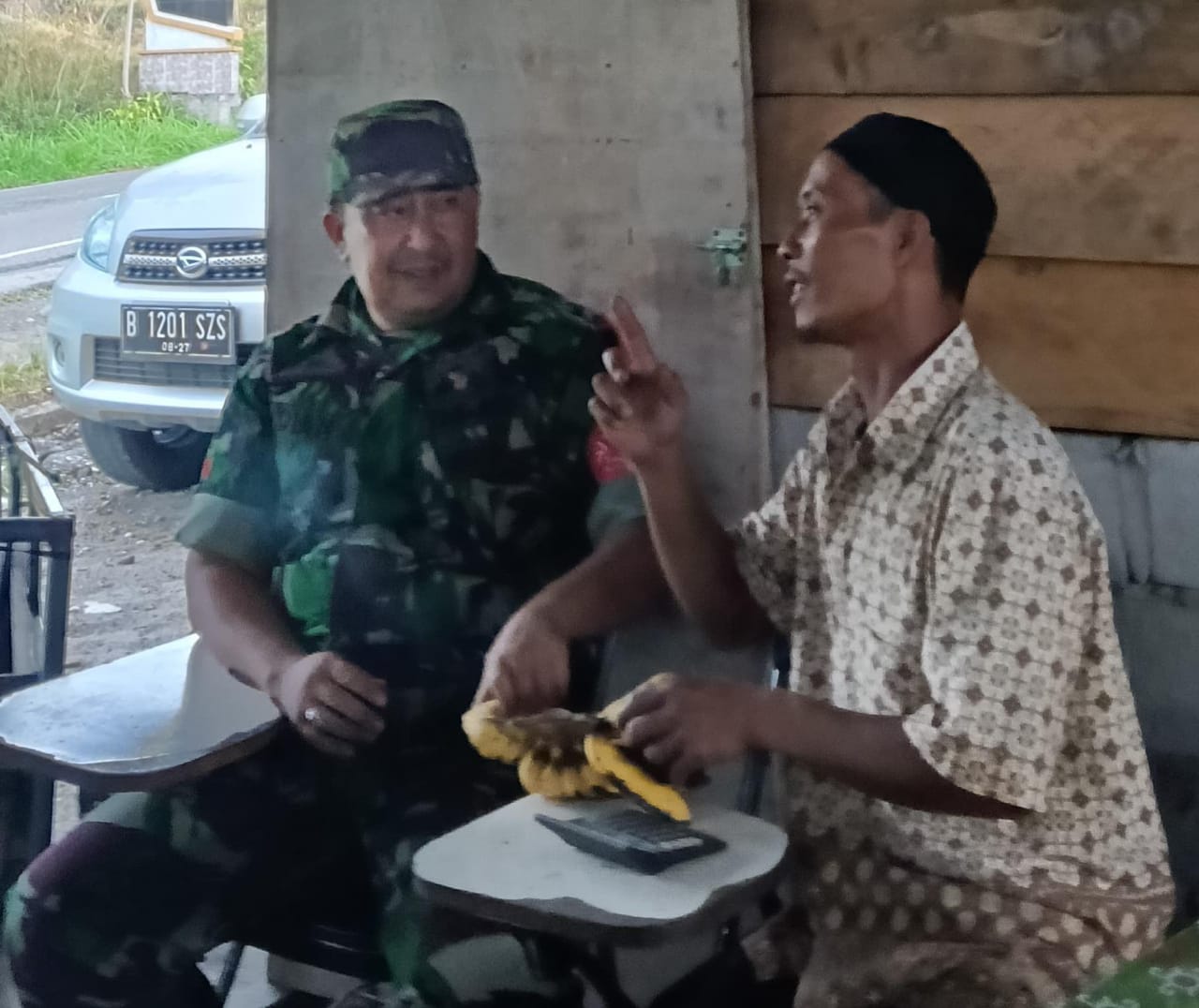 Monitoring Wilayah, Babinsa Komsos Dengan Warga Binaan
