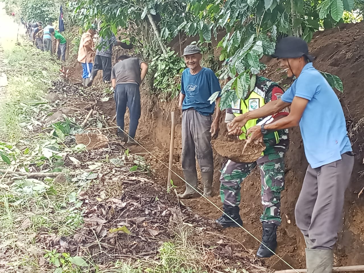 Babinsa Desa Blang Ara Dan Warga Gotong Royong Membuat Parit Saluran Air