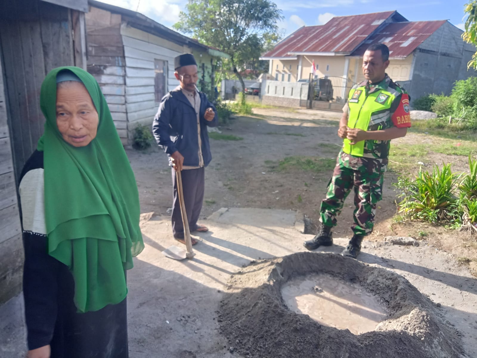 Babinsa Laksanakan Komsos Untuk Monitoring Wilayah Sambil Menjalin Silahturahmi Bersama Warga