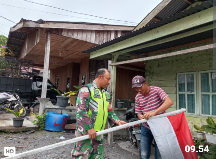 Jajaran Babinsa Koramil 02/Wps Ajak Warga Kibarkan Merah Putih