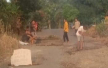 Warga Labuhan Jaya Gotong Royong Perbaiki Jalan Rusak Secara Swadaya