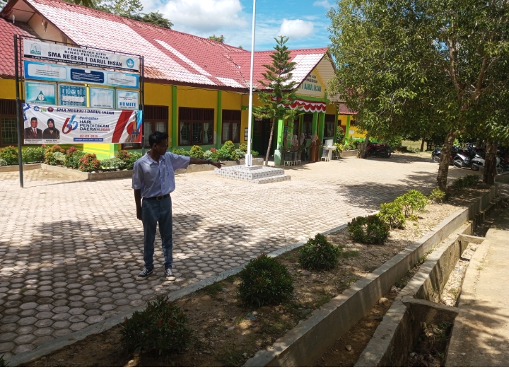 Siswa SMAN 1 Darul Ihsan Mohon Pagar Sekolah Dibangun Guna Membantu dan Mengontrol Bagi Siswa Yang Kurang Disiplin.