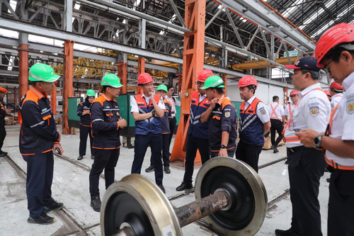 Direktur Utama KAI Tinjau Balai Yasa dan Dipo Manggarai, Perkuat Keselamatan dan Kesiapan Sarana Jelang Nataru