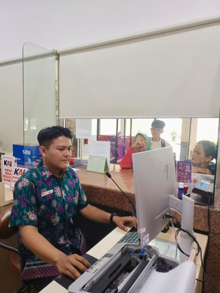 Peringati Hari Batik Nasional, Petugas Frontliner Stasiun dan Pekerja Kantor KAI Divre III Palembang Kenakan Busana Batik