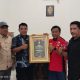 Ketua DPC PWDPI Lamtim Menyerahkan Sertifikat Penghargaan Kepada Kasi Inteljen (Kejari) Lampung Timur 
