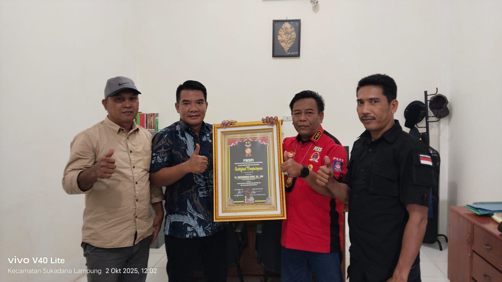 Ketua DPC PWDPI Lamtim Menyerahkan Sertifikat Penghargaan Kepada Kasi Inteljen (Kejari) Lampung Timur 