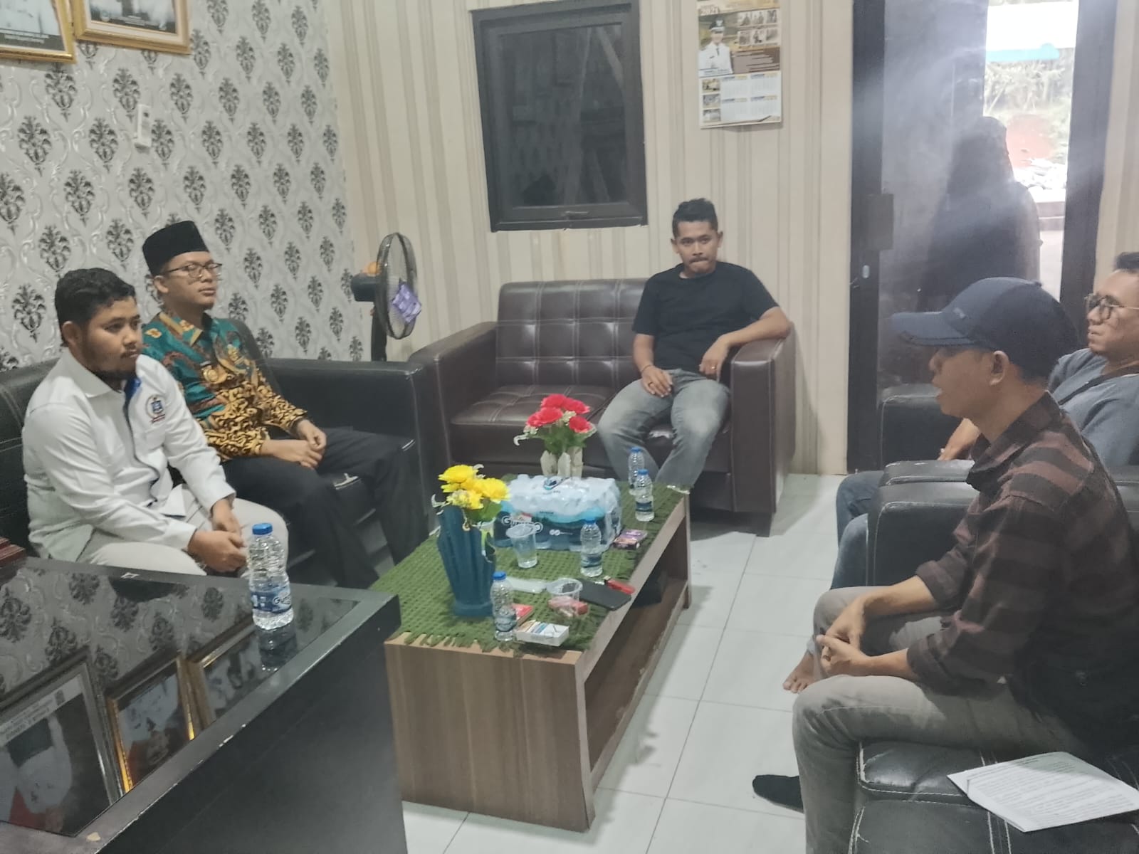 KLARIFIKASI BERITA TENTANG COPOT KASI PELAYANAN DESA SINDANGHEULA KECAMATAN PABUARAN KAB SERANG DI DUGA ABAIKAN WARGA KLARIFIKASI BERITA TENTANG COPOT KASI PELAYANAN DESA SINDANGHEULA KECAMATAN PABUARAN KAB SERANG DI DUGA ABAIKAN WARGA