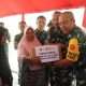 Warga Lansia Desa Kute Keramil Terima Uluran Tangan dari Tim Pengawasan Wasev Mabes TNI AD Berupa Sembako